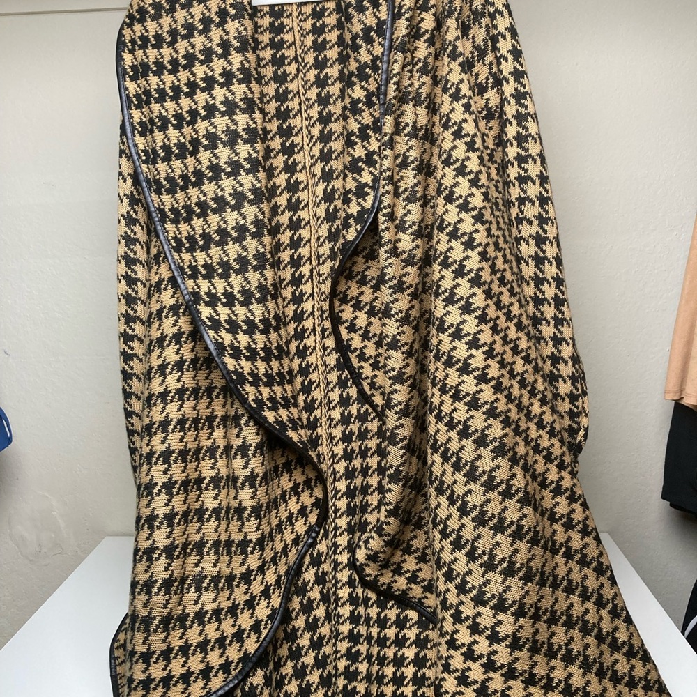 Houndstooth Knit Shawl Cape in Tan and Black